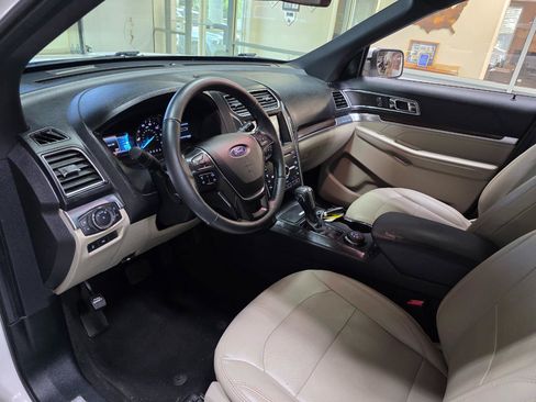 Used 2019 Ford Explorer Limited w/ Ford Safe & Smart Package AWD/4WD image 16