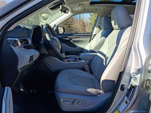 Certified 2025 Toyota Highlander Platinum image 13