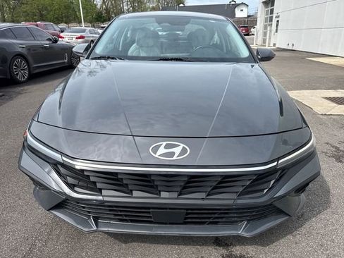 Used 2025 Hyundai Elantra Limited FWD image 3