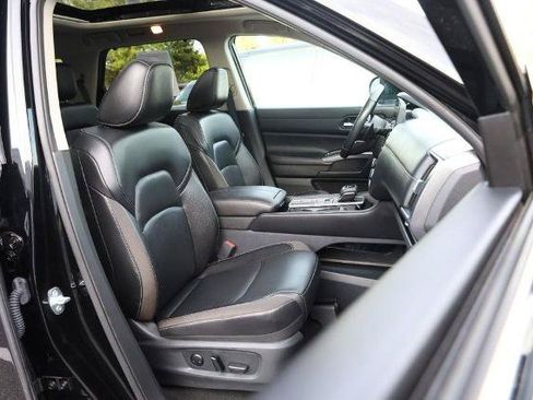 Certified 2025 Nissan Pathfinder SL w/ SL Premium Package FWD image 31