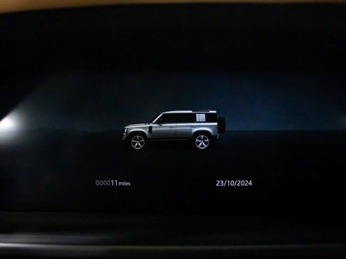 Used 2025 Land Rover Defender 110 X-Dynamic SE image 17