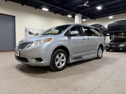 Used 2015 Toyota Sienna LE image 2