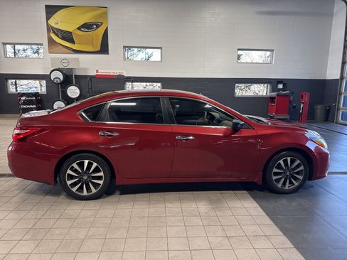 Used 2017 Nissan Altima 2.5 SV w/ Interior Lighting Package image 12