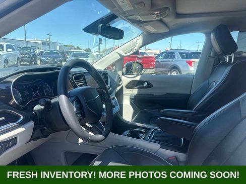 Used 2023 Chrysler Pacifica Limited FWD image 8