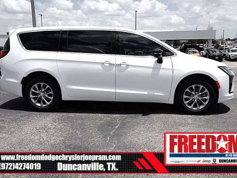 New 2027 Chrysler Pacifica Select AWD/4WD image 6