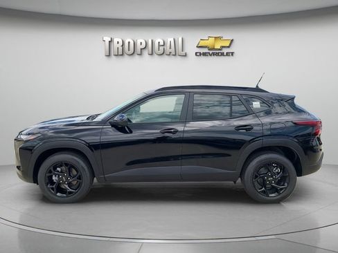 New 2026 Chevrolet Trax LT w/ Midnight Edition FWD image 2
