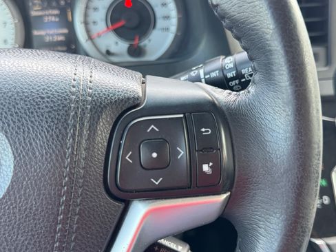 Used 2016 Toyota Sienna SE FWD image 23