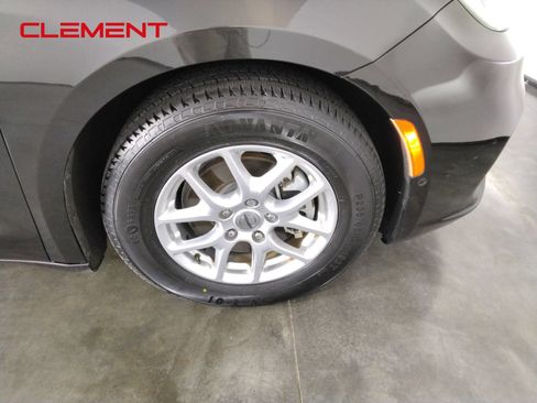 Used 2023 Chrysler Pacifica Touring-L FWD image 34
