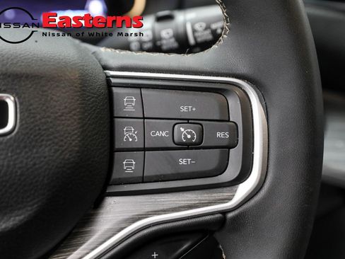 Used 2023 Jeep Wagoneer Series III w/ Preferred Equipment Group RWD image 17
