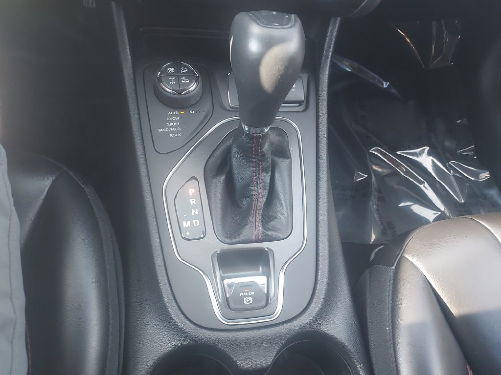 Used 2019 Jeep Cherokee Trailhawk w/ Cold Weather Group AWD/4WD image 18