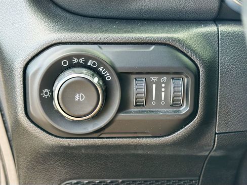 Used 2020 Jeep Wrangler Unlimited Sahara image 34