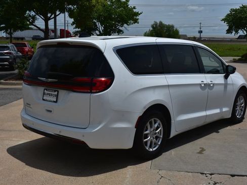 Used 2024 Chrysler Pacifica Touring-L FWD image 5