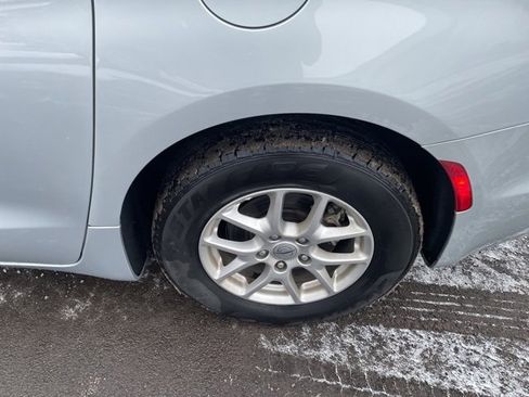 Used 2024 Chrysler Pacifica Touring-L image 30