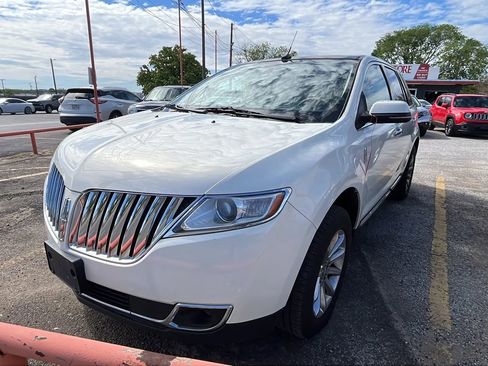 Used 2013 Lincoln MKX AWD image 2