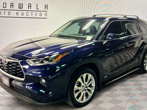 Used 2025 Toyota Highlander Limited AWD/4WD image 1