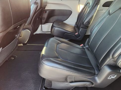 Used 2024 Chrysler Pacifica Touring-L image 29