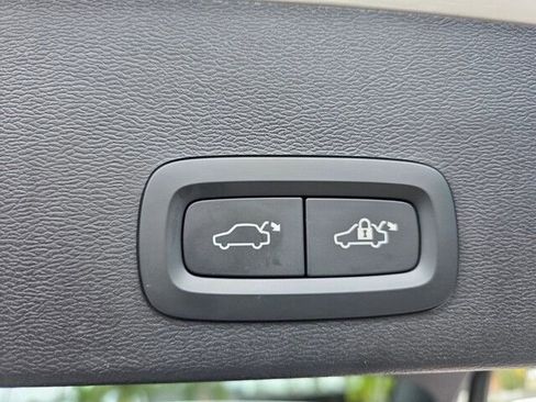 Used 2024 Volvo XC40 B5 Plus image 19