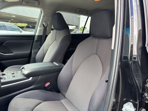 Used 2025 Toyota Highlander LE FWD image 13