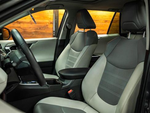 Used 2022 Toyota RAV4 Limited image 10