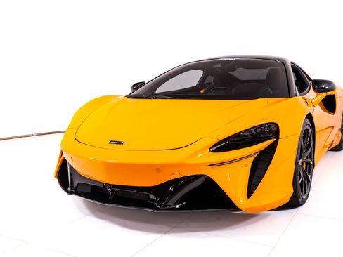 Used 2024 McLaren Artura RWD image 10