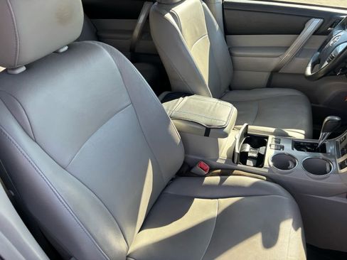 Used 2012 Toyota Highlander SE w/ Tow Pkg image 10
