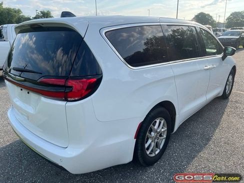 Used 2024 Chrysler Pacifica Touring-L FWD image 3