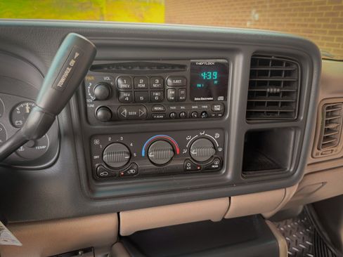 Used 2002 Chevrolet Avalanche 2500 AWD/4WD image 23