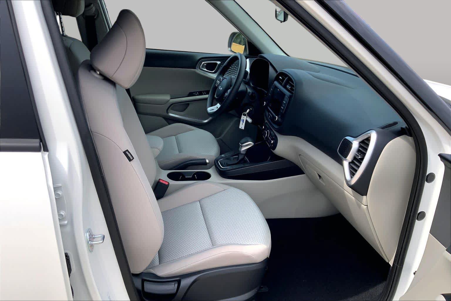 Used 2025 Kia Soul LX w/ LX Technology Package FWD image 9