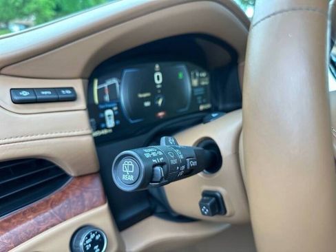 Used 2015 Cadillac Escalade Platinum AWD/4WD image 17