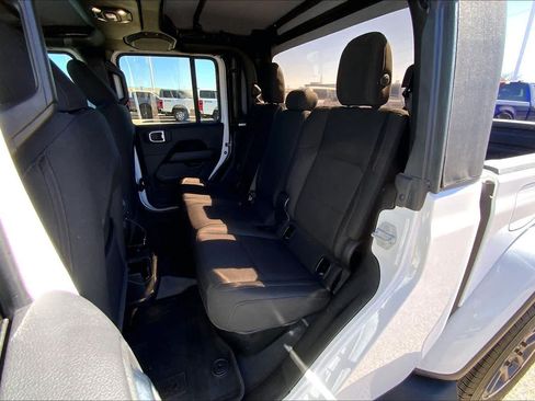 Used 2022 Jeep Gladiator Overland w/ Trailer Tow Package AWD/4WD image 21