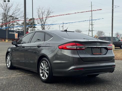 Used 2017 Ford Fusion SE FWD image 2