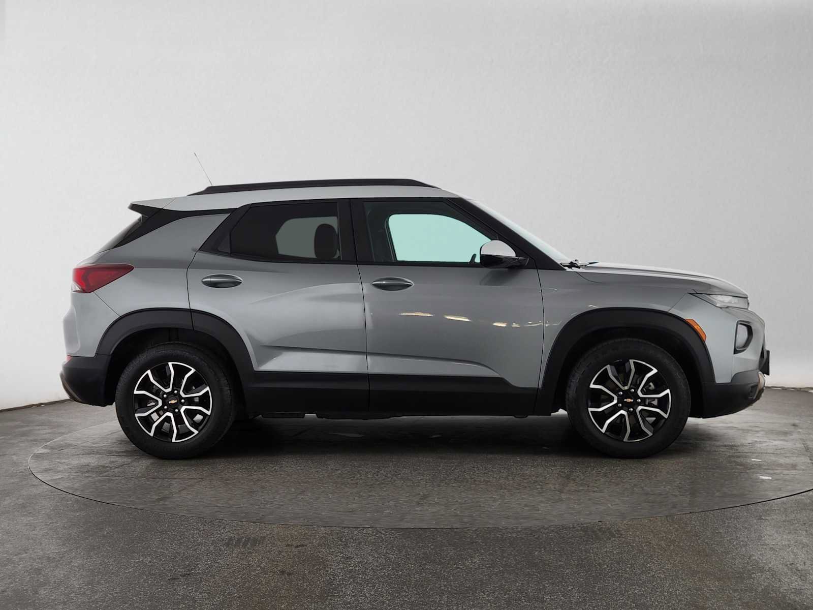 Used 2023 Chevrolet TrailBlazer ACTIV w/ Sun and Liftgate Package FWD image 2