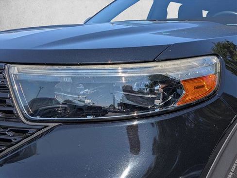 Used 2020 Ford Explorer XLT AWD/4WD image 2