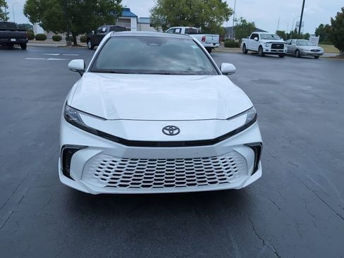 Used 2025 Toyota Camry XSE FWD image 8