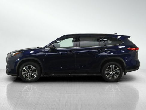 Used 2022 Toyota Highlander XLE image 2