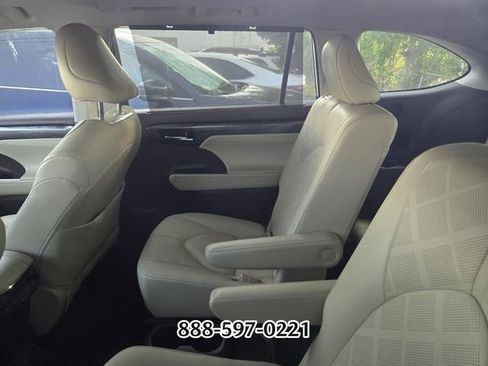Used 2021 Toyota Highlander Platinum AWD/4WD image 4