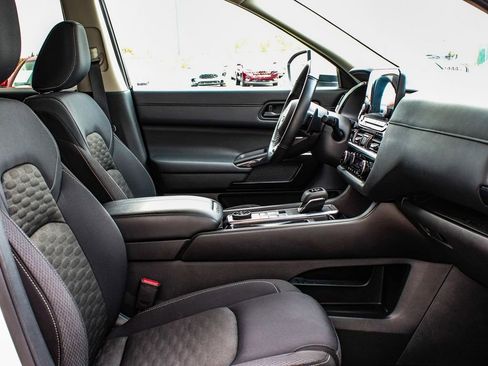 Used 2024 Nissan Pathfinder SV image 41