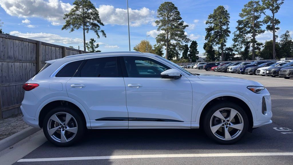 Used 2025 Audi Q5 Premium Plus w/ Premium Plus AWD/4WD image 4
