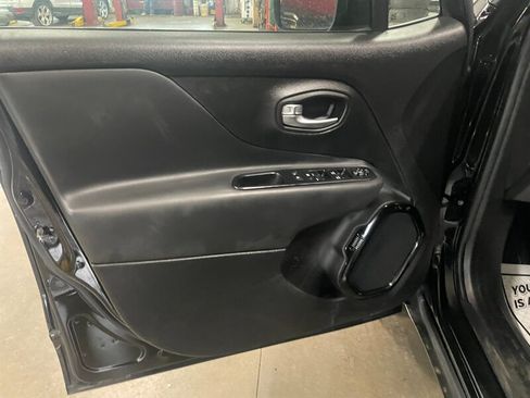 Used 2017 Jeep Renegade Altitude AWD/4WD image 21