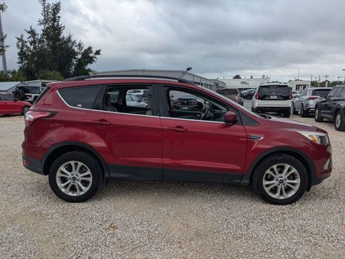 Used 2018 Ford Escape SE w/ SE Sync 3 Package FWD image 4