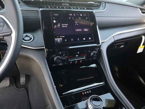 New 2025 Jeep Grand Cherokee Altitude image 5