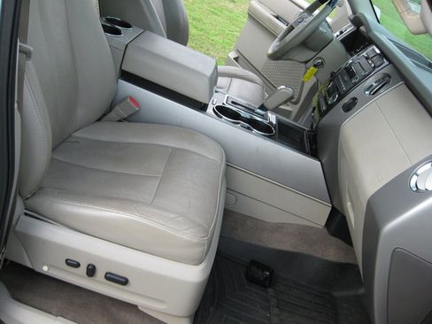 Used 2013 Ford Expedition Limited image 38