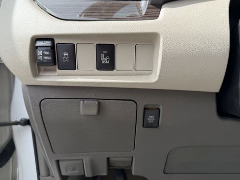 Used 2016 Toyota Sienna XLE image 17