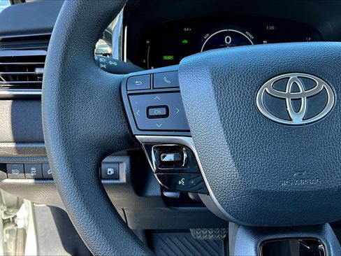Used 2025 Toyota Camry LE AWD/4WD image 12