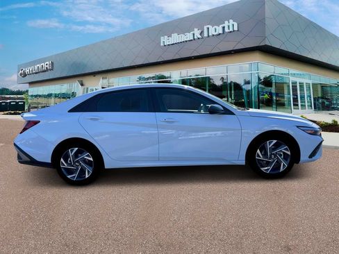 Used 2025 Hyundai Elantra Sport FWD image 9