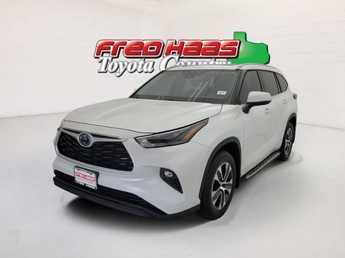 Used 2023 Toyota Highlander XLE FWD image 1