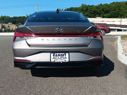 Used 2023 Hyundai Elantra Limited w/ Preferred Accessory Package FWD image 5