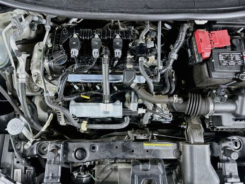 Used 2025 Nissan Versa SR FWD image 31
