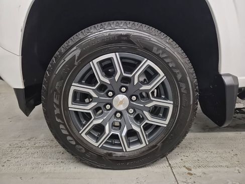 Used 2024 Chevrolet Colorado LT w/ LT Convenience Package III image 9