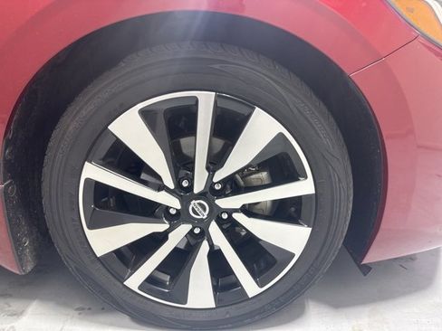 Used 2022 Nissan Sentra SV w/ SV Premium Package image 4